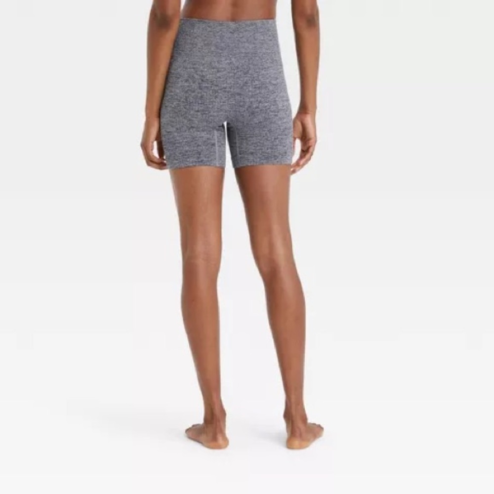 Colsie Gray Ribbed Bike Shorts - Picture 4 of 6